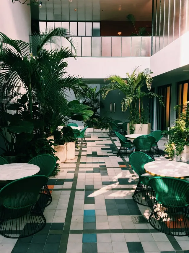 Sảnh xanh và chi tiết kiến trúc tại Luxury Hotel
